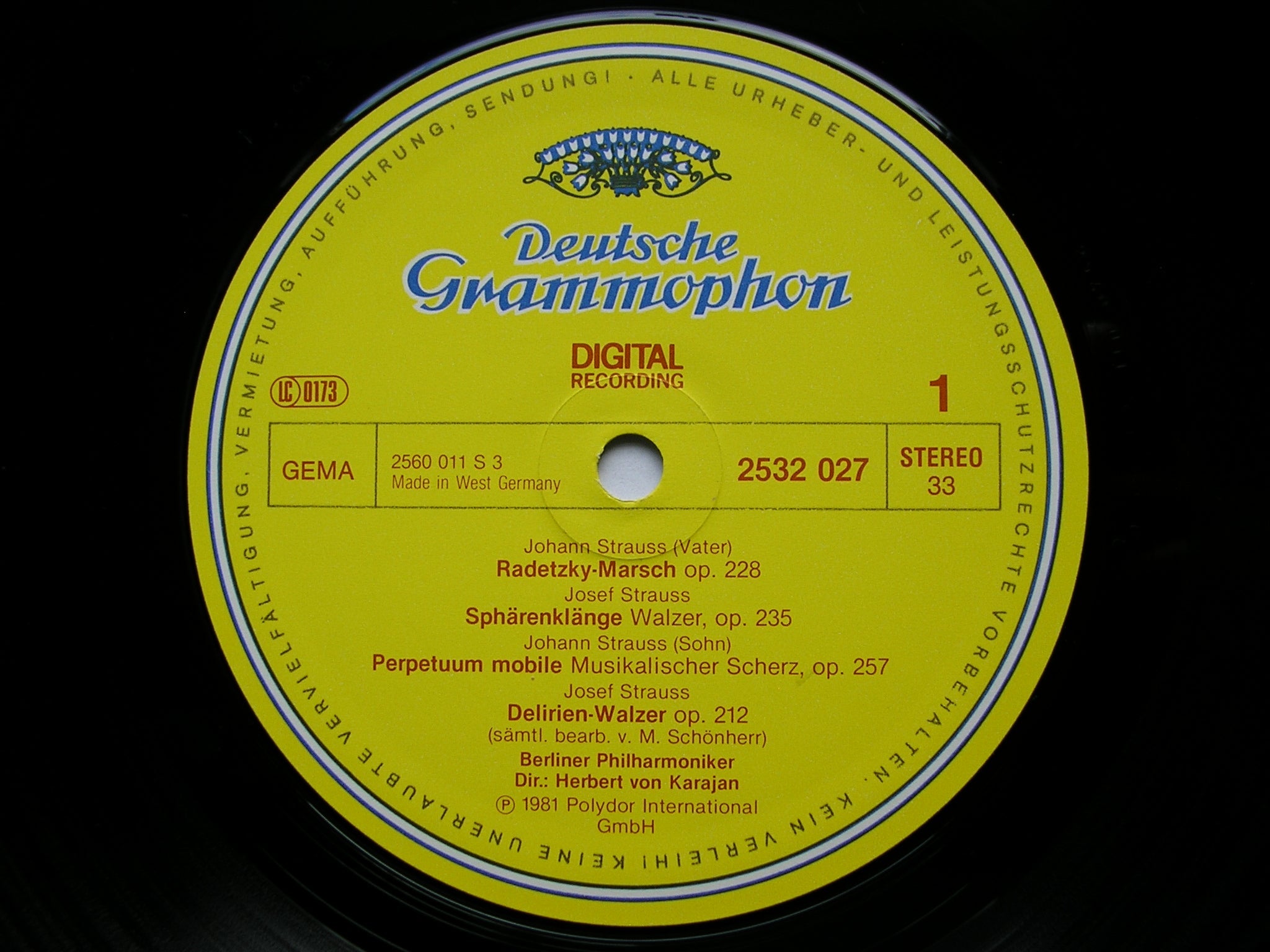 JOHANN & JOSEF STRAUSS: RADETZKY - MARSCH       KARAJAN / BERLIN PHILHARMONIC     2532 027
