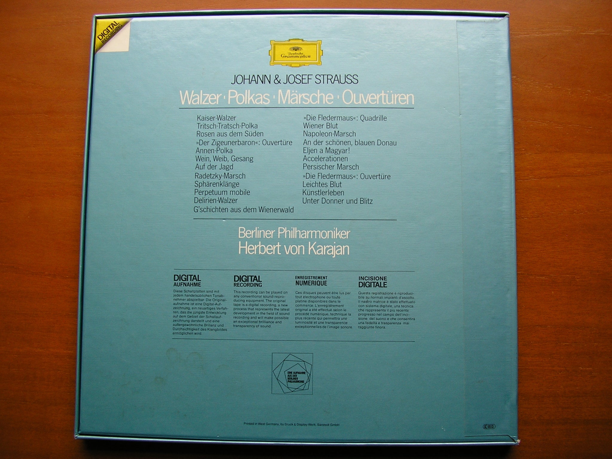 KARAJAN CONDUCTS MUSIC OF THE STRAUSS FAMILY      KARAJAN / BERLIN PHILHARMONIC    3LP     2741 003