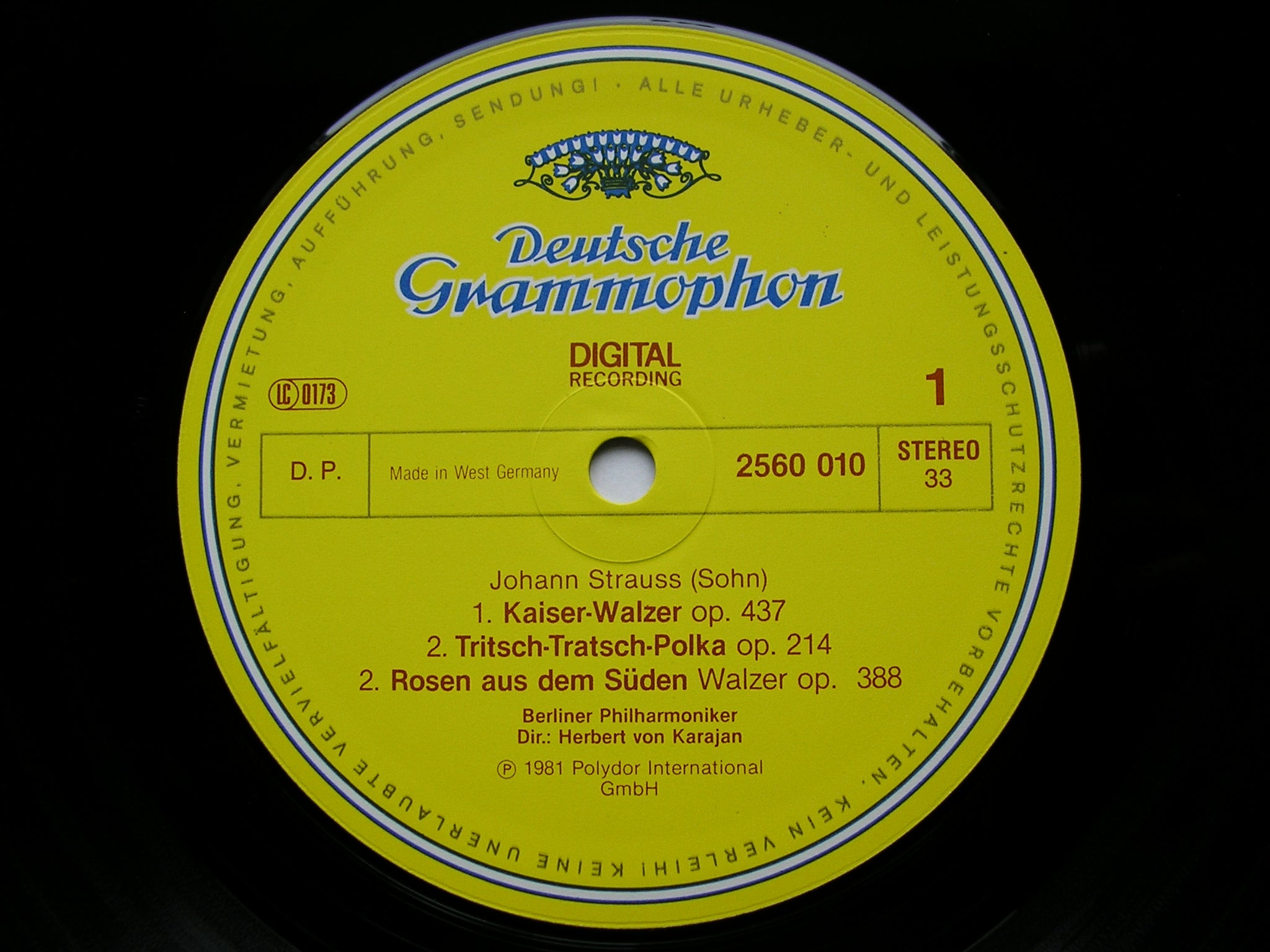 KARAJAN CONDUCTS MUSIC OF THE STRAUSS FAMILY      KARAJAN / BERLIN PHILHARMONIC    3LP     2741 003