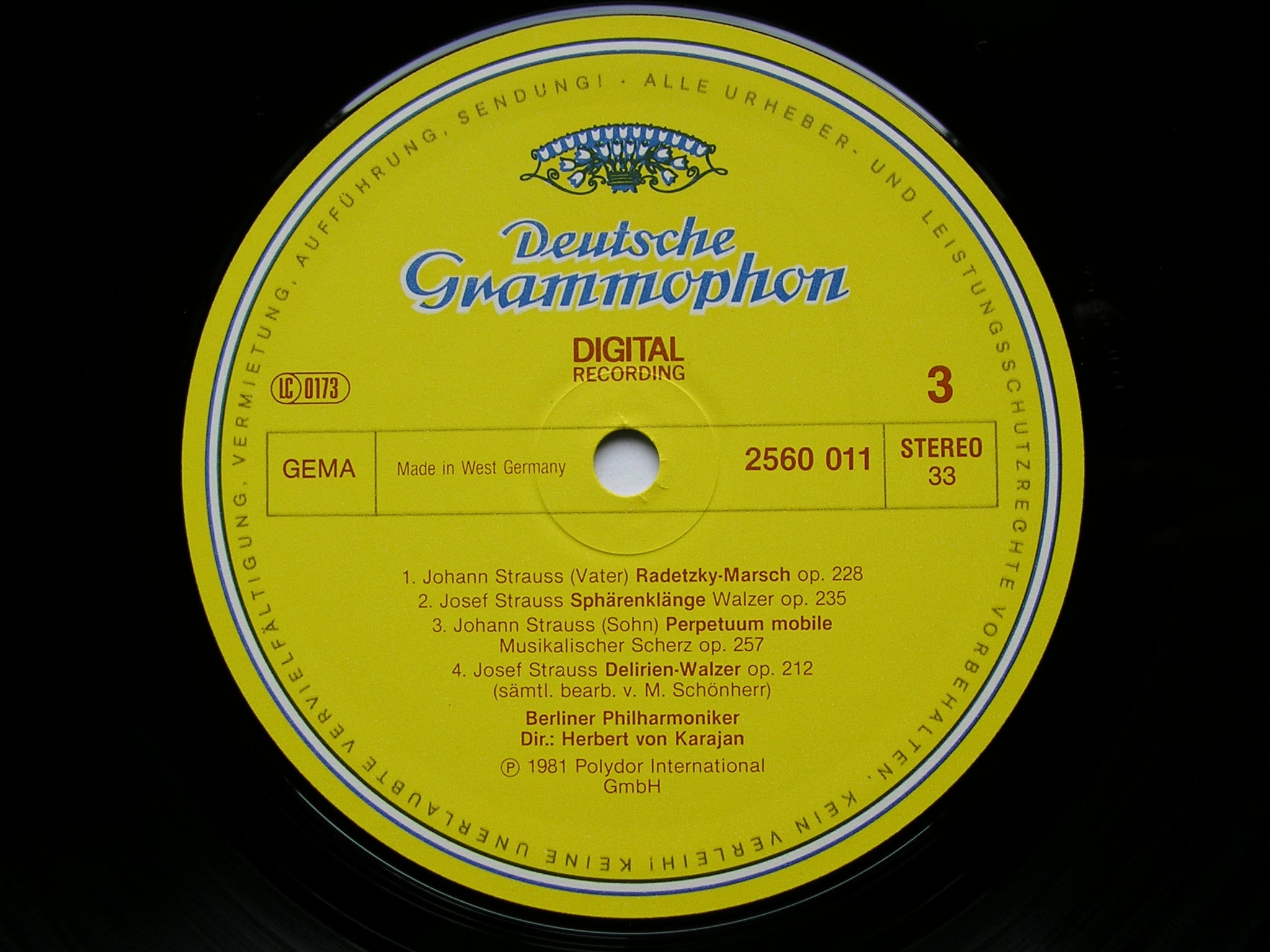 KARAJAN CONDUCTS MUSIC OF THE STRAUSS FAMILY      KARAJAN / BERLIN PHILHARMONIC    3LP     2741 003