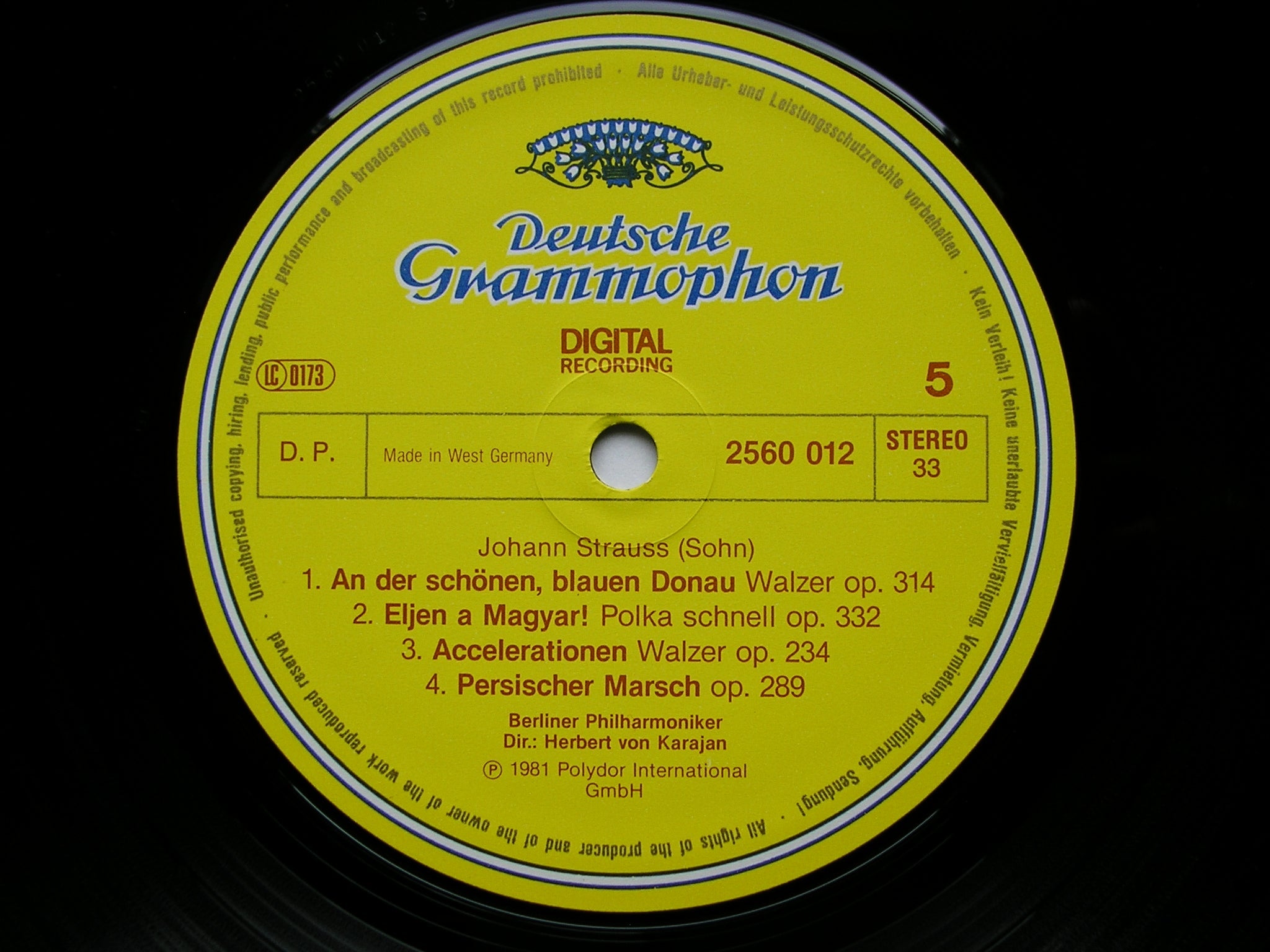 KARAJAN CONDUCTS MUSIC OF THE STRAUSS FAMILY      KARAJAN / BERLIN PHILHARMONIC    3LP     2741 003