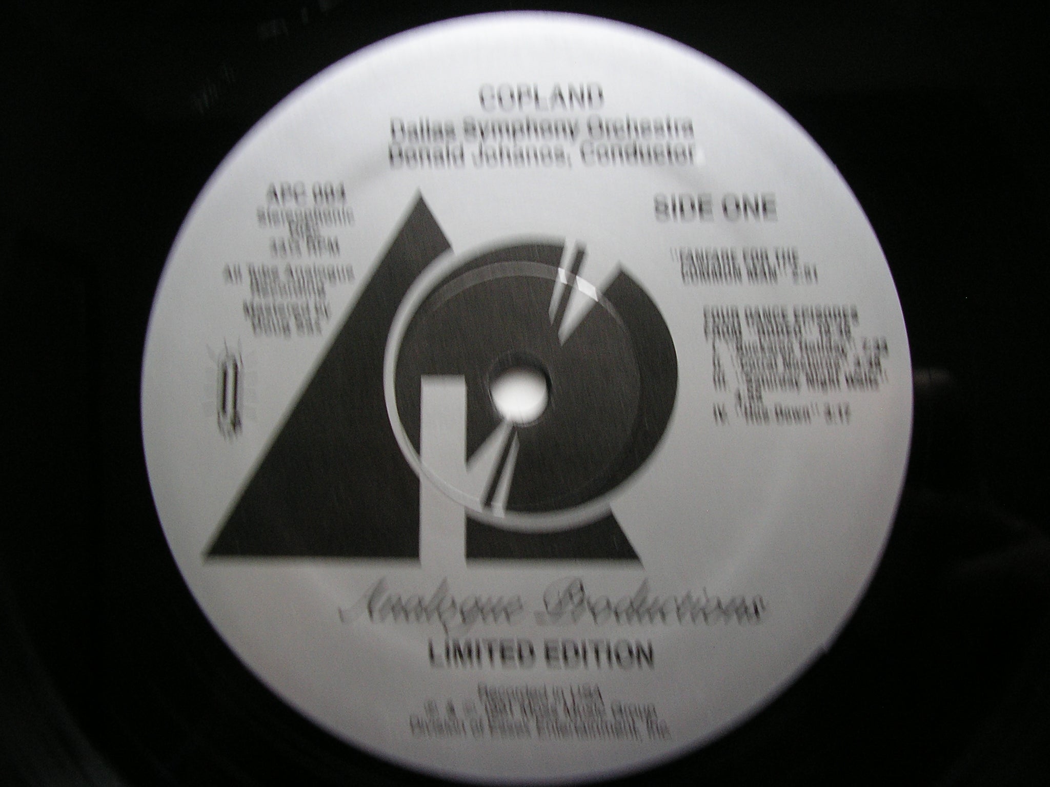 COPLAND: FANFARE / RODEO / IVES: HOLIDAYS SYMPHONY   JOHANOS / DALLAS SYMPHONY     APC 004