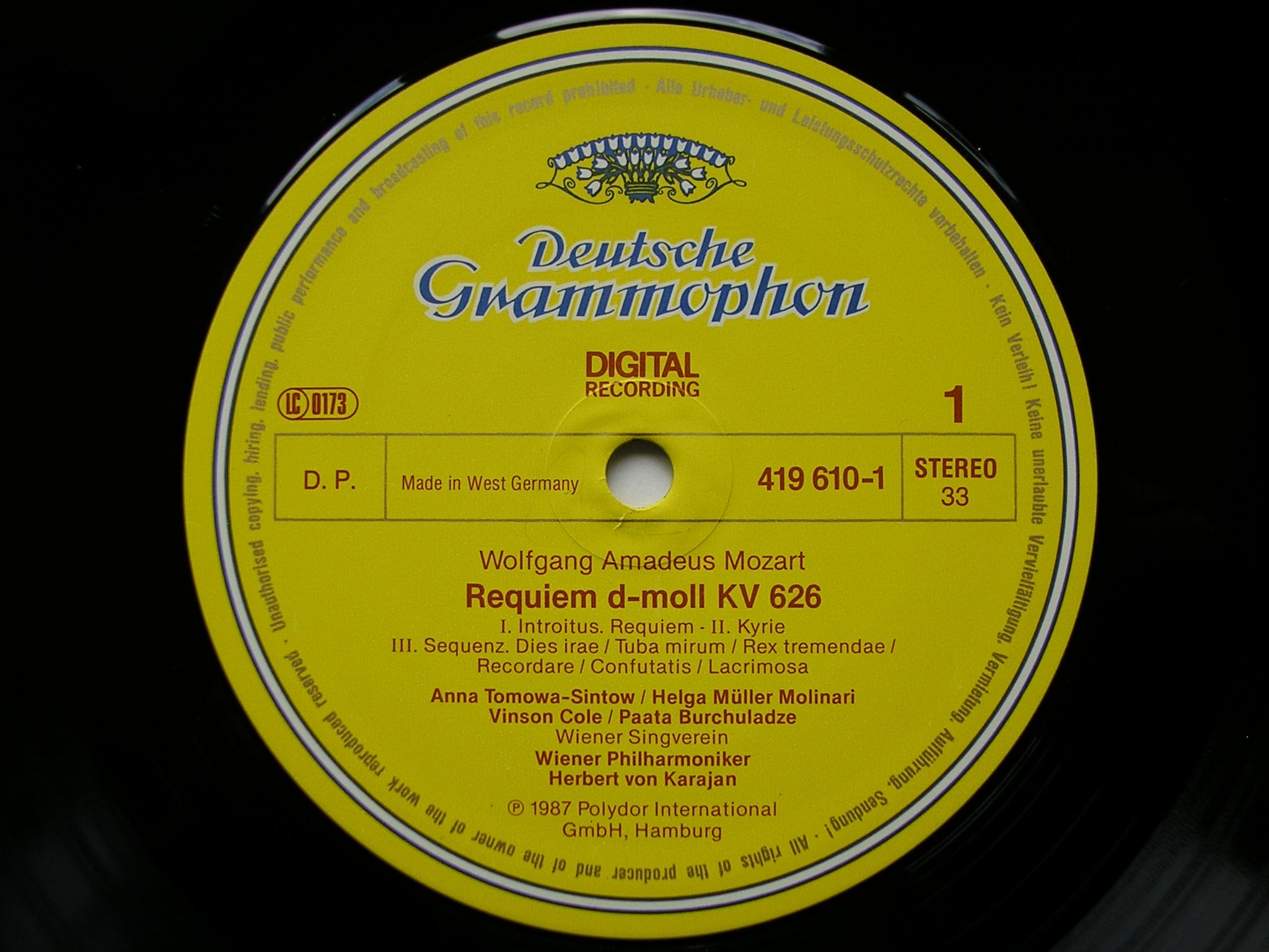 MOZART: REQUIEM      SOLOISTS / VIENNA PHILHARMONIC / KARAJAN     419 610