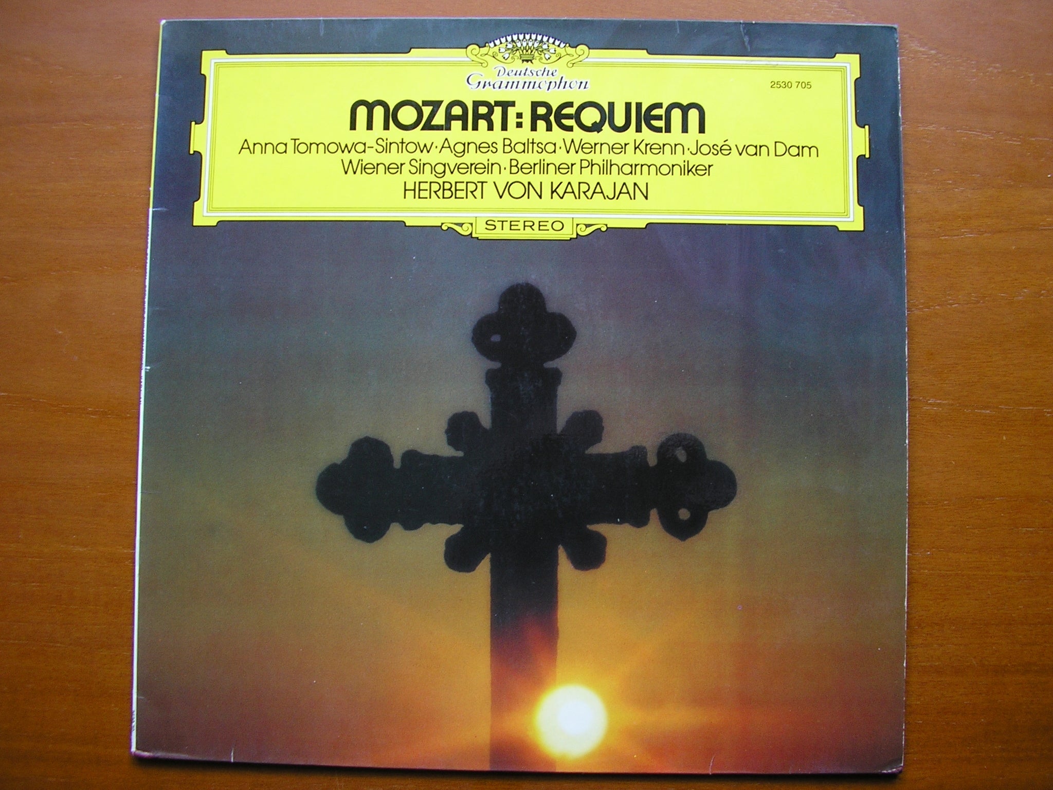 MOZART: REQUIEM      SOLOISTS / BERLIN PHILHARMONIC / KARAJAN      2530 705