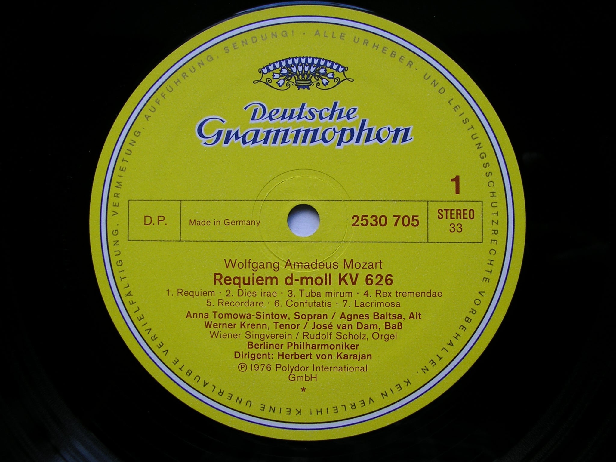MOZART: REQUIEM      SOLOISTS / BERLIN PHILHARMONIC / KARAJAN      2530 705