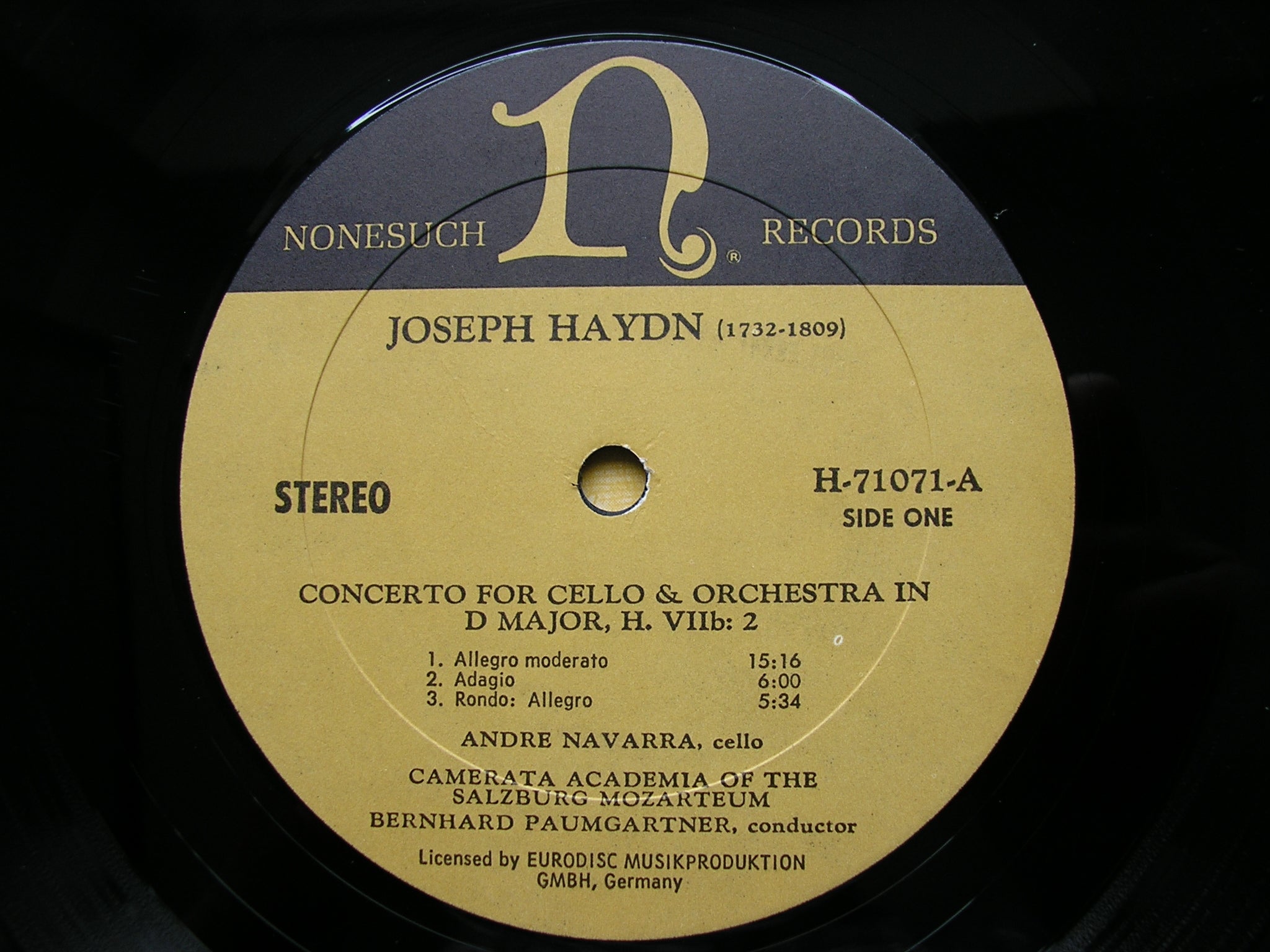 HAYDN: CELLO CONCERTO / BOCCHERINI: CELLO CONCERTO     NAVARRA / CAMERATA ACADEMICA / PAUMGARTNER    H-71071