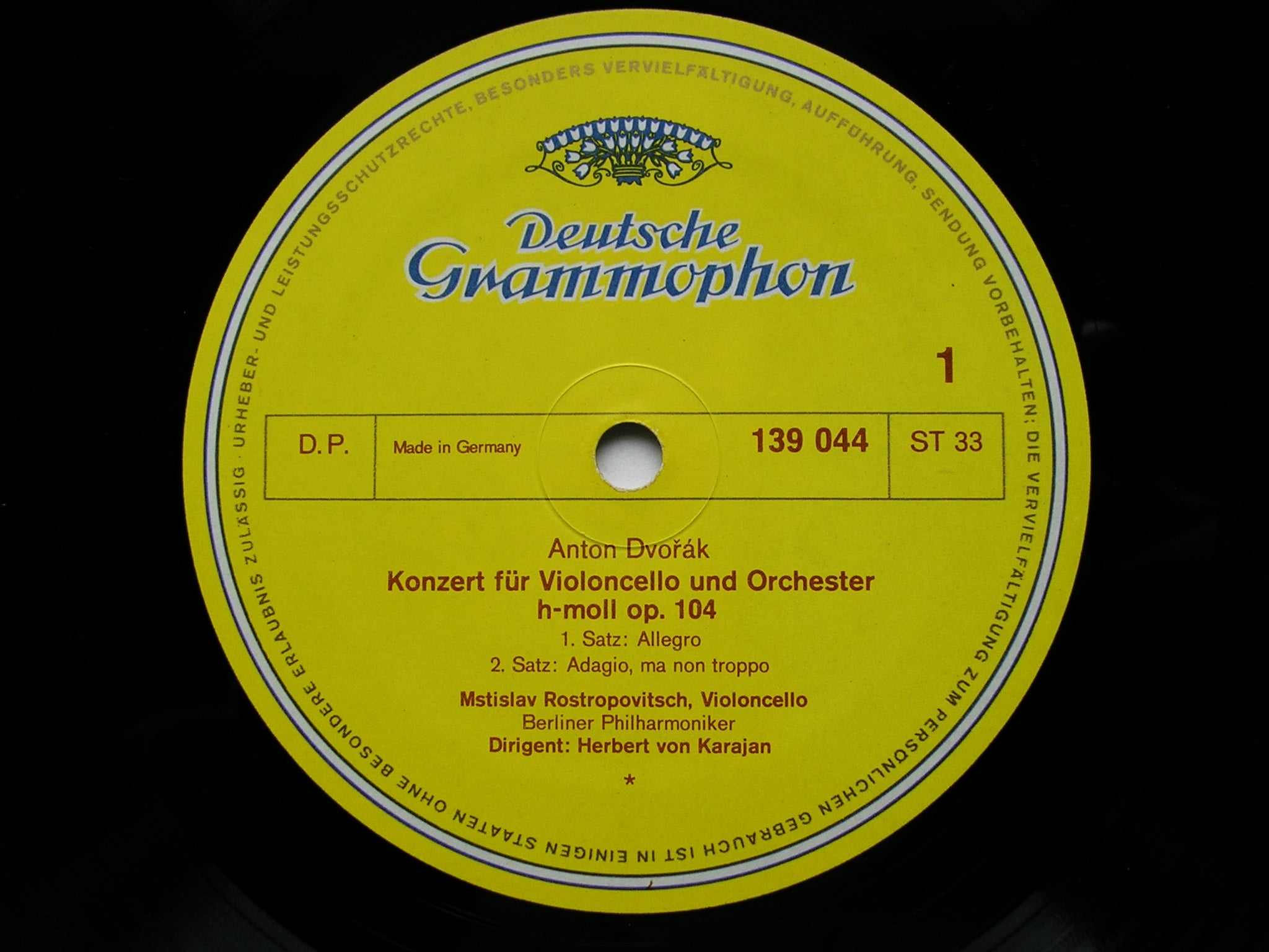 DVORAK: CELLO CONCERTO / TCHAIKOVSKY: ROCOCO VARIATIONS    ROSTROPOVICH / BPO / KARAJAN    139 044