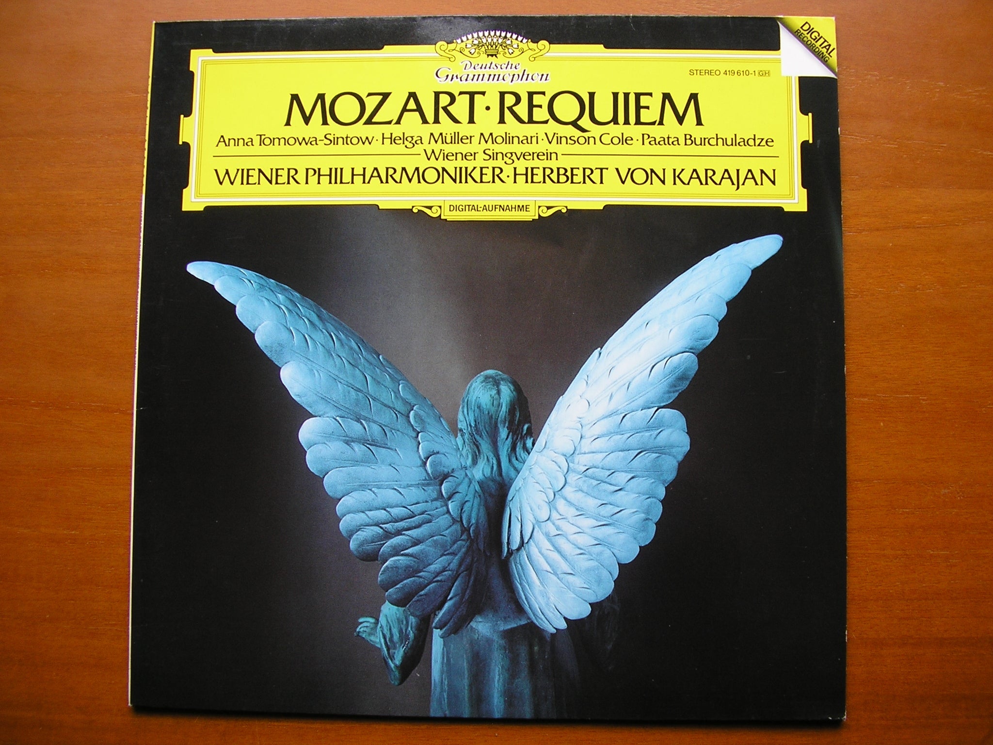 MOZART: REQUIEM     SOLOISTS / VIENNA PHILHARMONIC / KARAJAN    419 610
