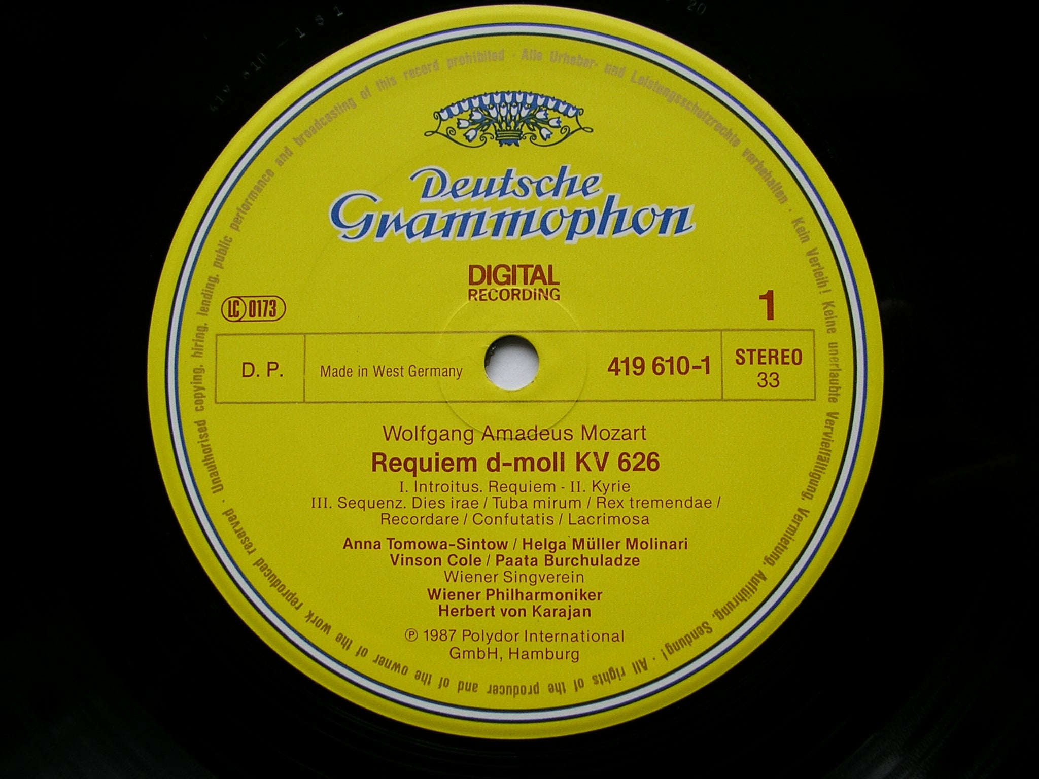 MOZART: REQUIEM     SOLOISTS / VIENNA PHILHARMONIC / KARAJAN    419 610