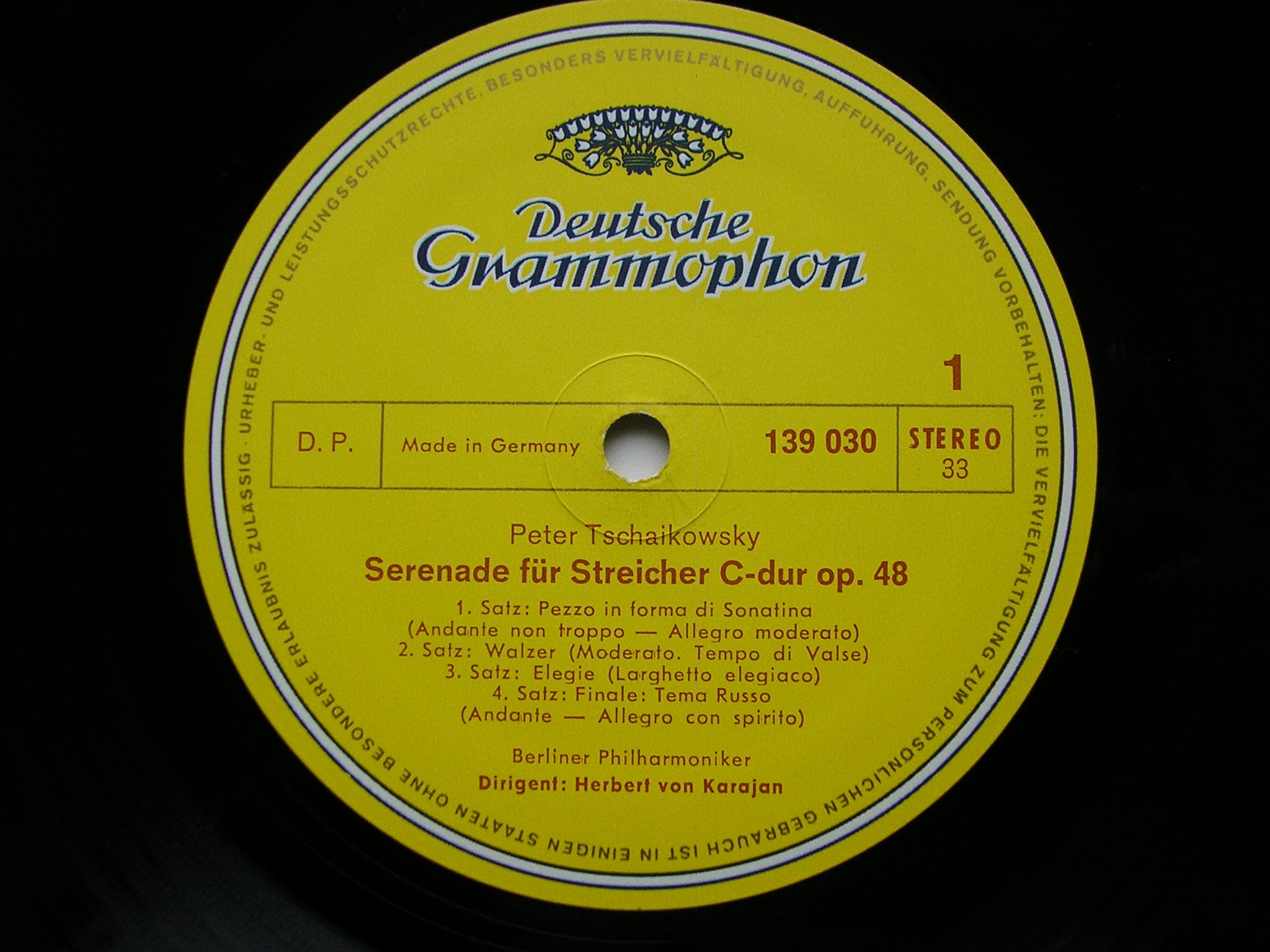 TCHAIKOVSKY: SERENADE FOR STRINGS / NUTCRACKER Suite    KARAJAN /BERLIN PHILHARMONIC    139 030