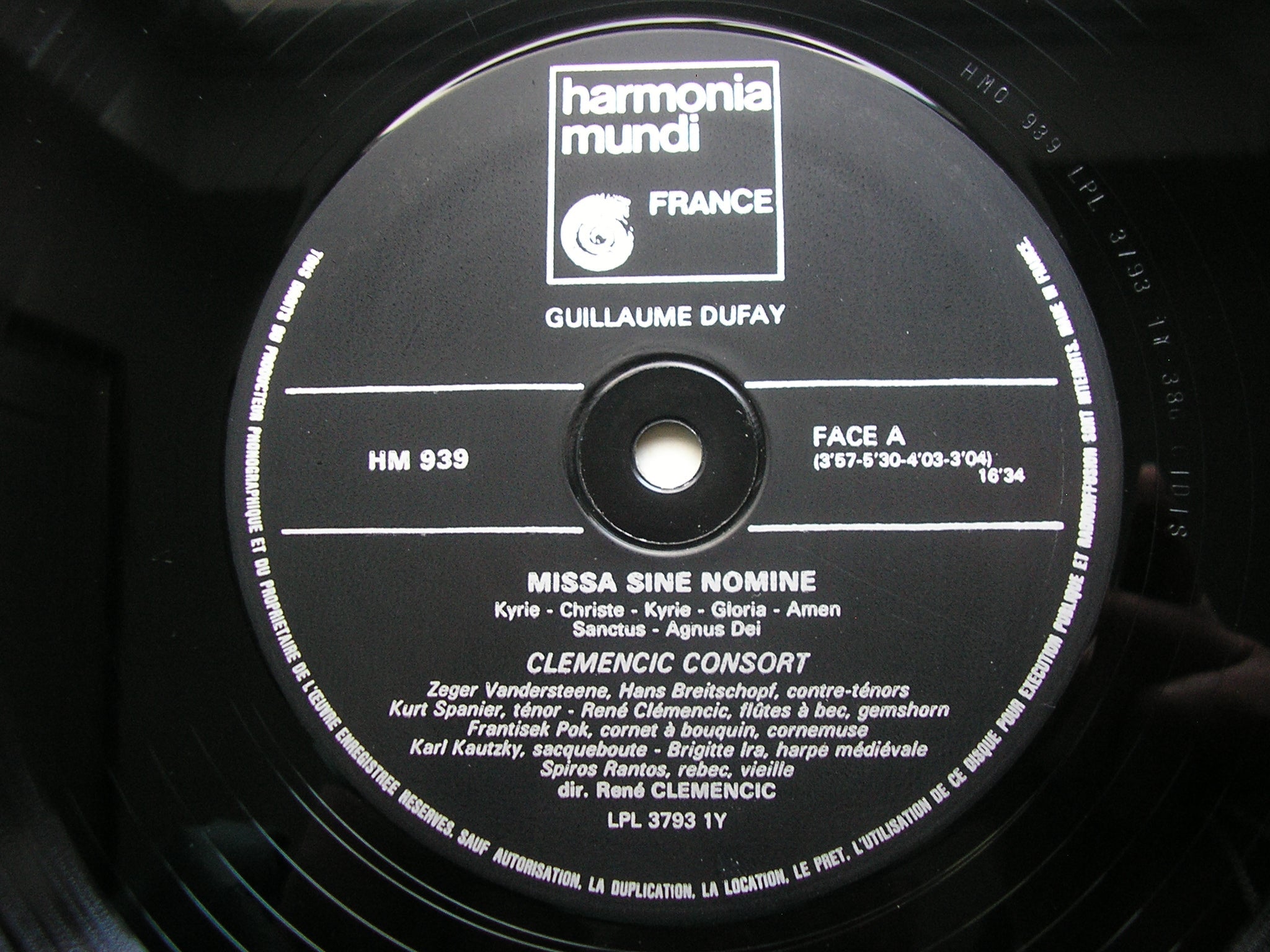 DUFAY: MISSA SINE NOMINE / DANSES MEDIEVALES    CLEMENCIC CONSORT / CLEMENCIC    HM 939