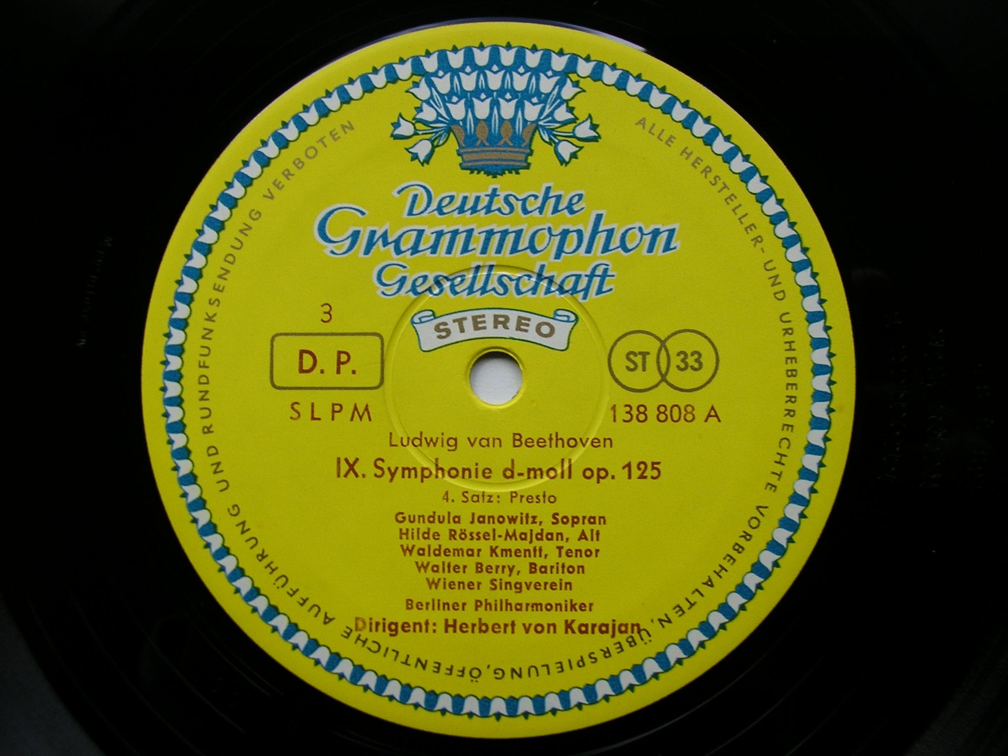 BEETHOVEN: THE NINE SYMPHONIES    KARAJAN / BERLIN PHILHARMONIC  138 801 - 808
