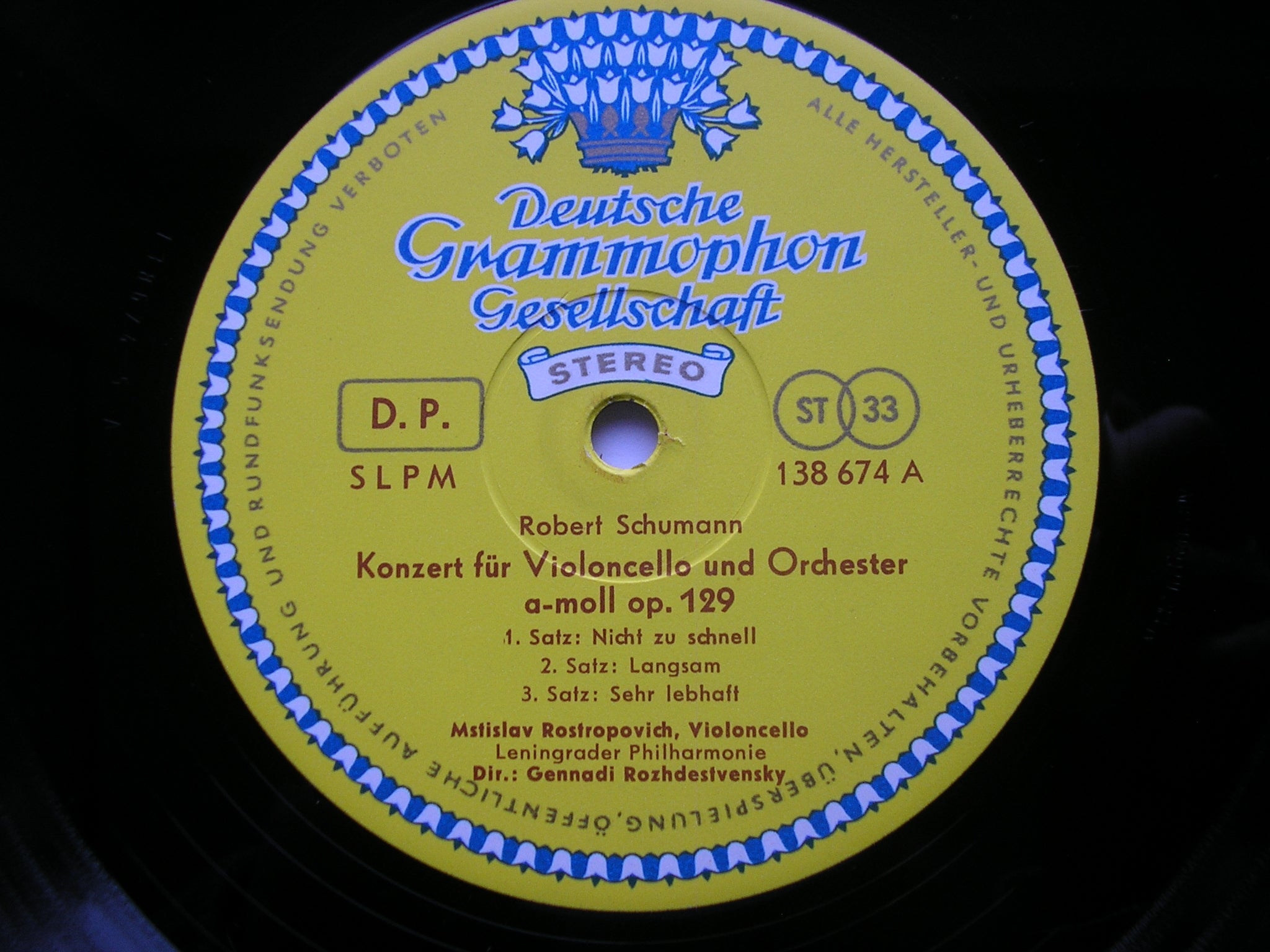 SCHUMANN: CELLO CONCERTO / TCHAIKOVSKY: ROCOCO VARIATIONS    ROSTROPOVICH / LENINGRAD PHILHARMONIC / ROZHDESTVENSKY    138 674